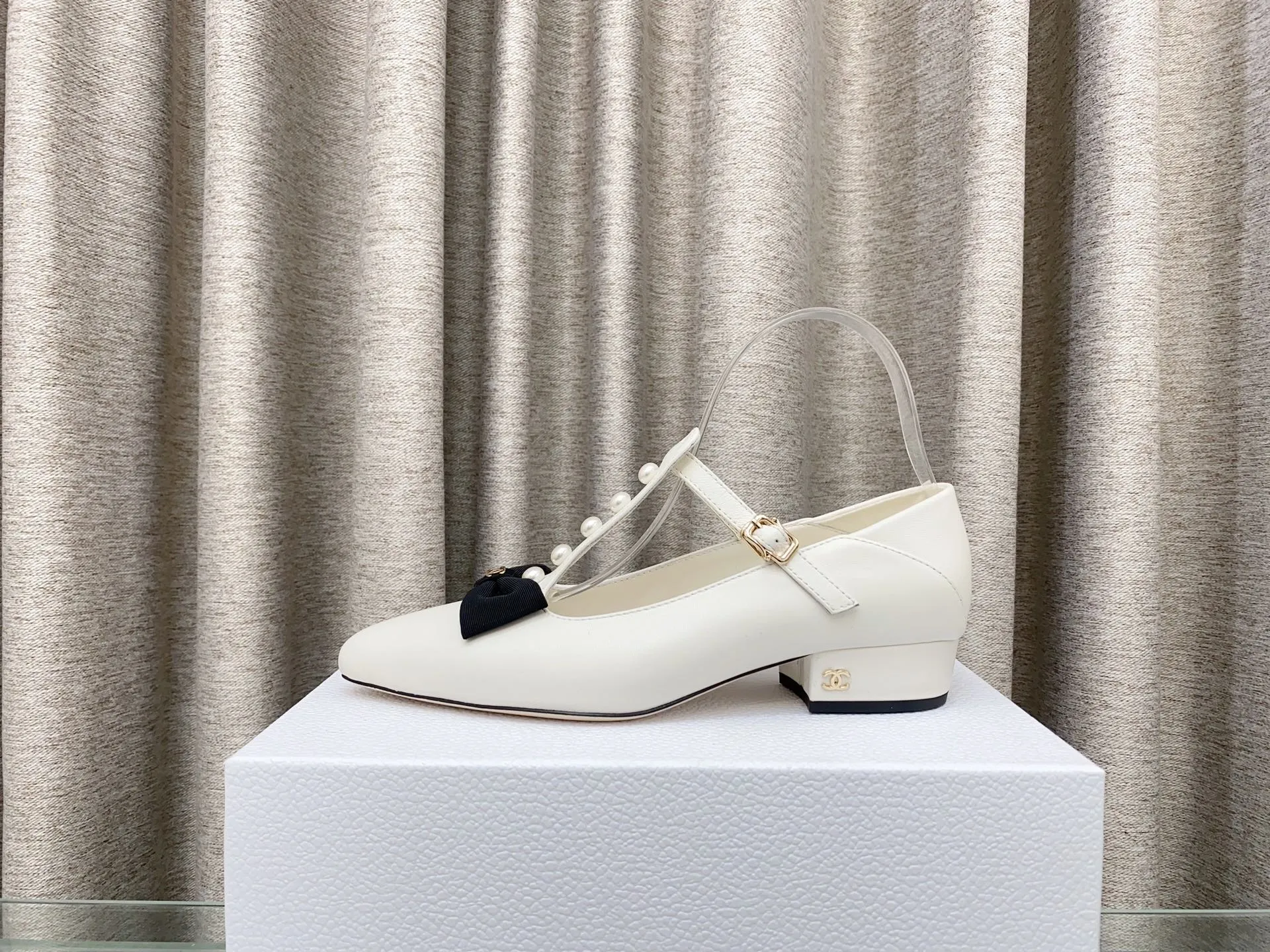 👟👟Ex-factory price 620👟👟 25Ss new spring and summer Chanel small fragrant pearl bow Mary Jane shoes. The cute bow decoration is playful and elegant ~ the upper is decorated with pearls, full of exquisiteness, and you can walk properly and beautifully! It's 100% sweet and so beautiful that you can't take your eyes away. It's comfortable and not tiring for your feet. It lengthens your leg lines! Have beauty and wear it with your own style and attitude! Upper: Lambskin Lining: Lambskin lining Sole: Italian genuine leather sole Size: 35-39 (40, 41 customizations are not returnable)